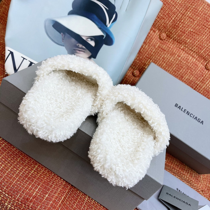BALCIA FURRY SLIDES