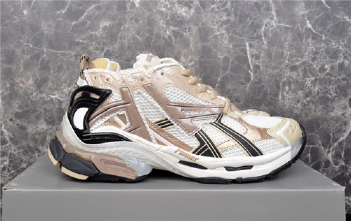 BALCIA RUNNER SNEAKER